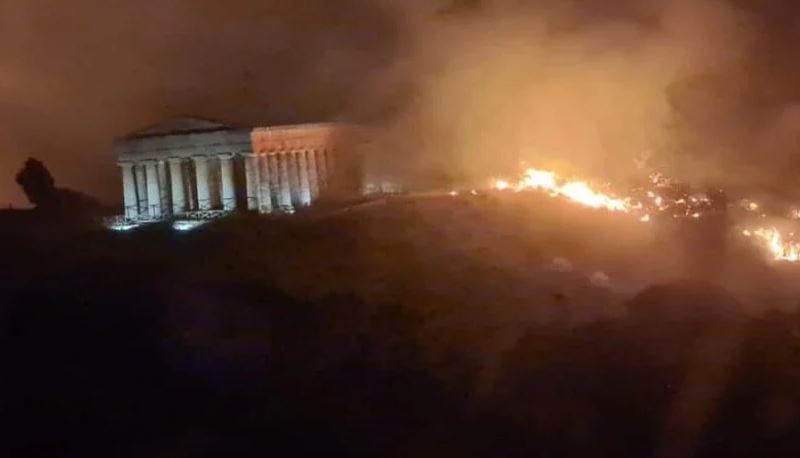 Incendio al parco archeologico di Segesta, Schifani: "Salve opere monumentali. Risalire ai responsabili"