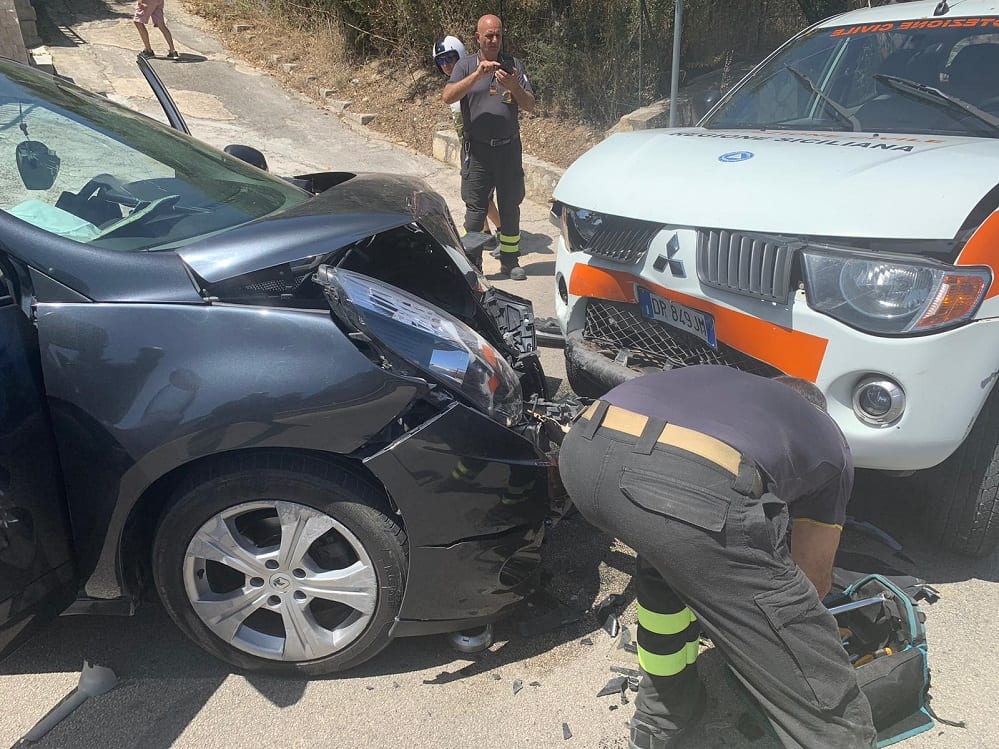 Scontro frontale ad Alcamo su SP 55, quattro feriti. Auto centra mezzo Protezione Civile