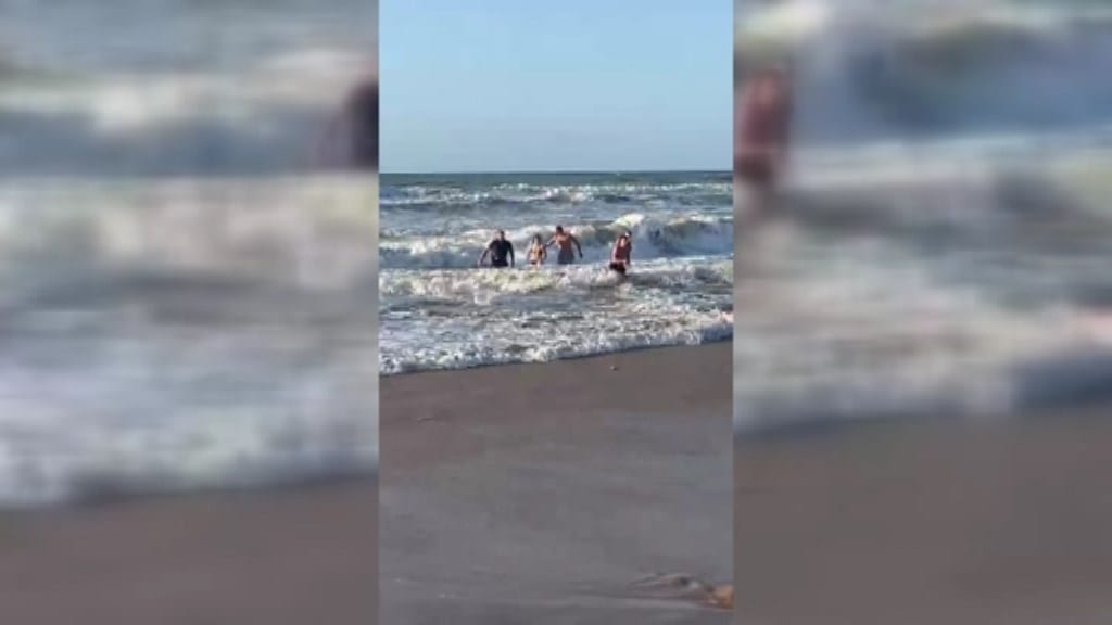 Poliziotto e carabiniere salvano donna ad Alcamo Marina da annegamento