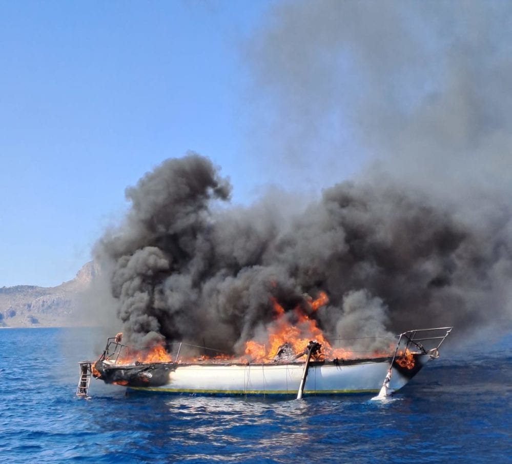 Capitaneria di Trapani salva sette diportisti a san Vito Lo Capo, anche un'imbarcazione a fuoco