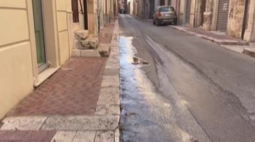 A pochi mesi dalla riparazione ritorna perdita d’acqua ad Alcamo in via Diaz