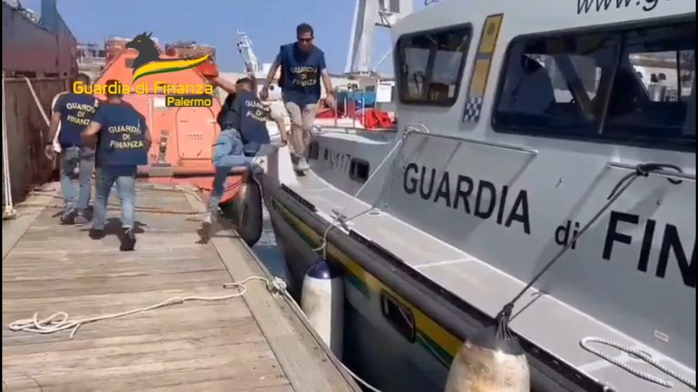 Doveva custodire nave confiscata, custode giudiziario arrestato per furto lubrificante (VIDEO)