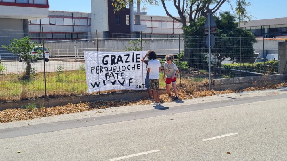Striscione di gratitudine ai vigili del fuoco di Trapani, gesto semplice di ragazzi
