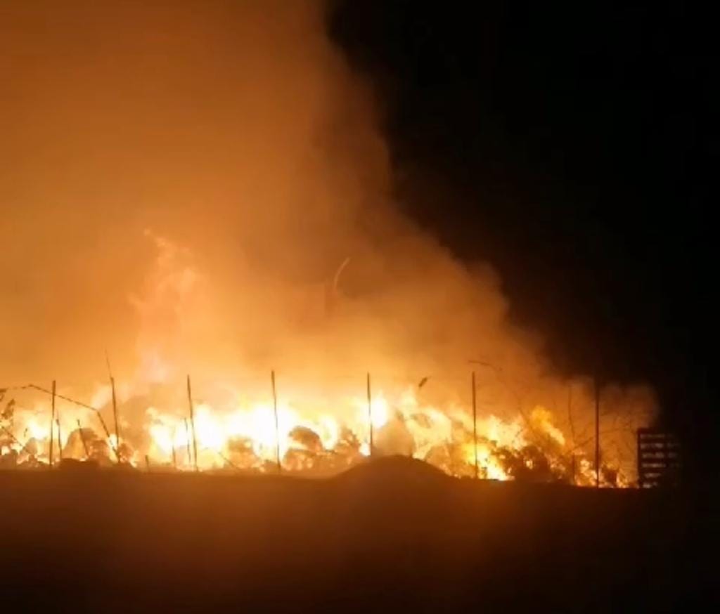 A fuoco, a Santa Margherita del Belice, capannone con 2mila rotoballe di fieno