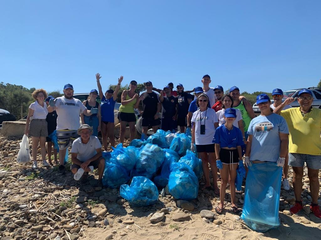 Associazioni e volontari puliscono la foce del Torrente Calatubo