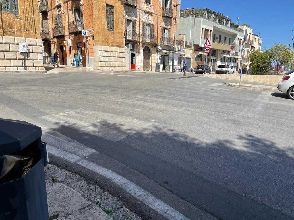 Rischio per segnaletica scomparsa ad Alcamo in Piazza Bagolino