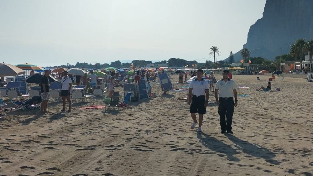 Controlli a tappeto in spiaggia a San Vito Lo Capo per occupazione abusiva di tratti liberi