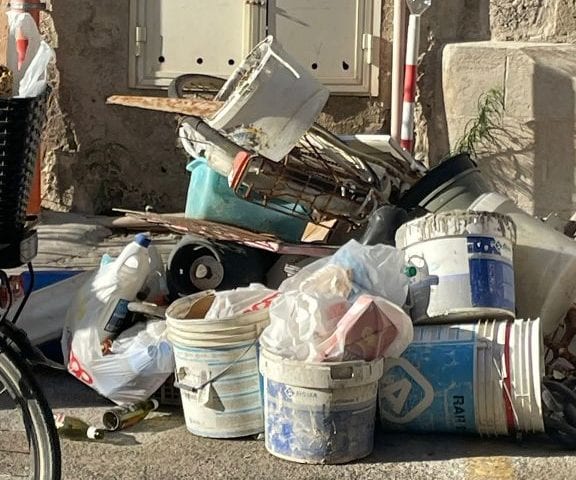 Abbandonati rifiuti speciali nel centro di Favignana. Il sindaco Forgione: "Gesto grave e inaccettabile"