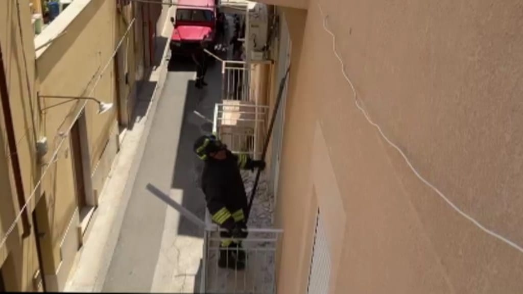 Paura per caduta calcinacci ad Alcamo, evitato il peggio. Strada momentaneamente chiusa (VIDEO)