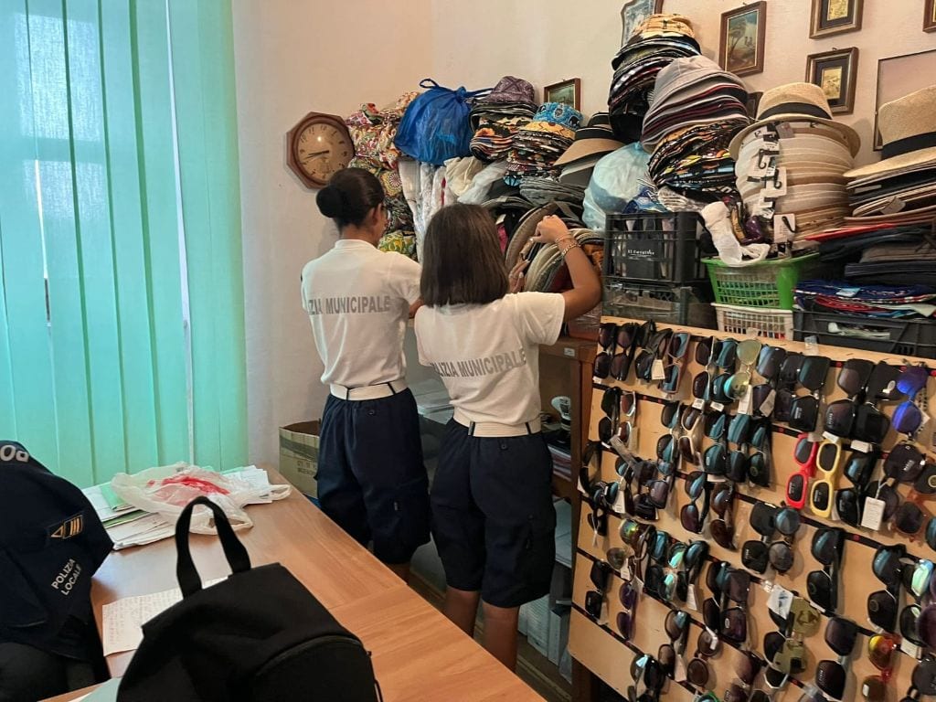 Polizia municipale di Favignana sequestra merce per un valore di 5 mila euro