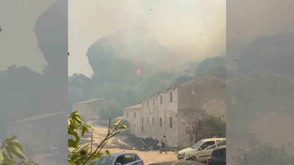 Bagnanti fuggiti via mare a Scopello per incendio. Raggiunte case ad Alcamo e Trappeto (VIDEO)