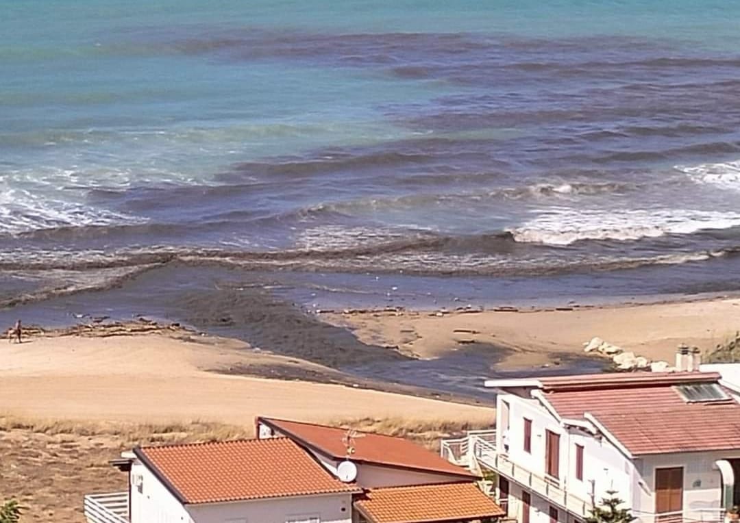 Acqua scura in mare in zona Canalotto ad Alcamo Marina. Polizia Municipale: “Depuratore OK”