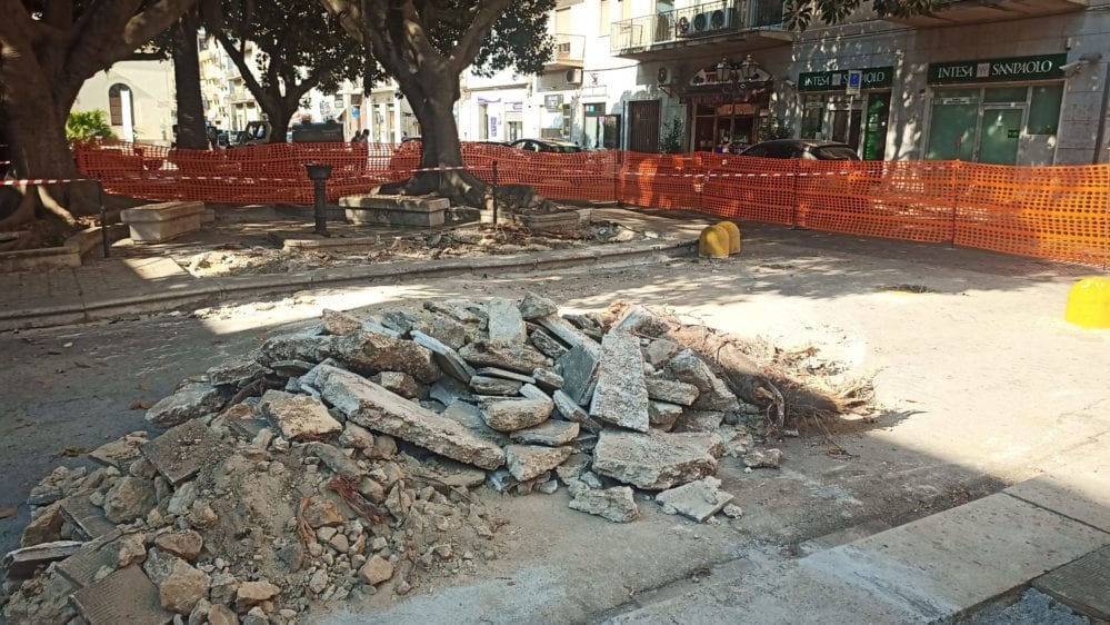 Castelvetrano, lavori in corso per sistemare marciapiedi di piazza Matteotti