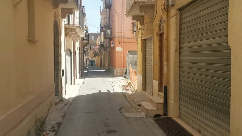 Riaperta da un mese ad Alcamo la via Guarrasi. Zona però al buio da due mesi e mezzo