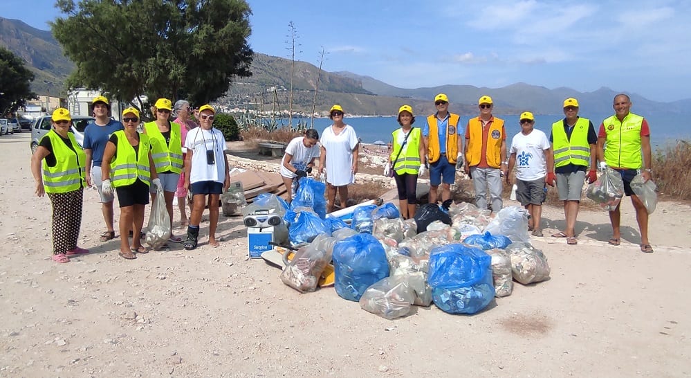 FareAmbiente e Lions club a supporto del territorio e del comune, ripulita area di Alcamo Marina