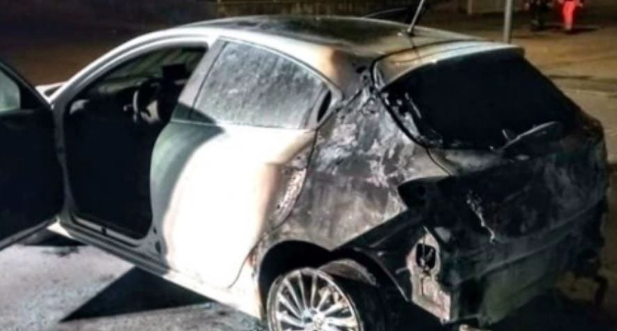 In fiamme un'autovettura a Carini. Cause ancora da accertare