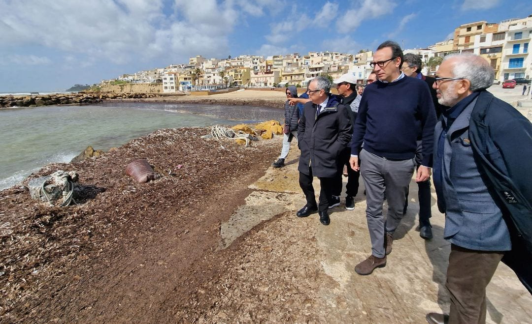 Marinella di Selinunte, lavori a porto per togliere posidonia e sabbia