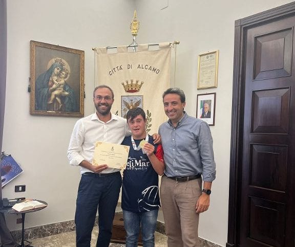 Sindaco consegna targa all'alcamese Salvatore Agnello, atleta paraolimpico