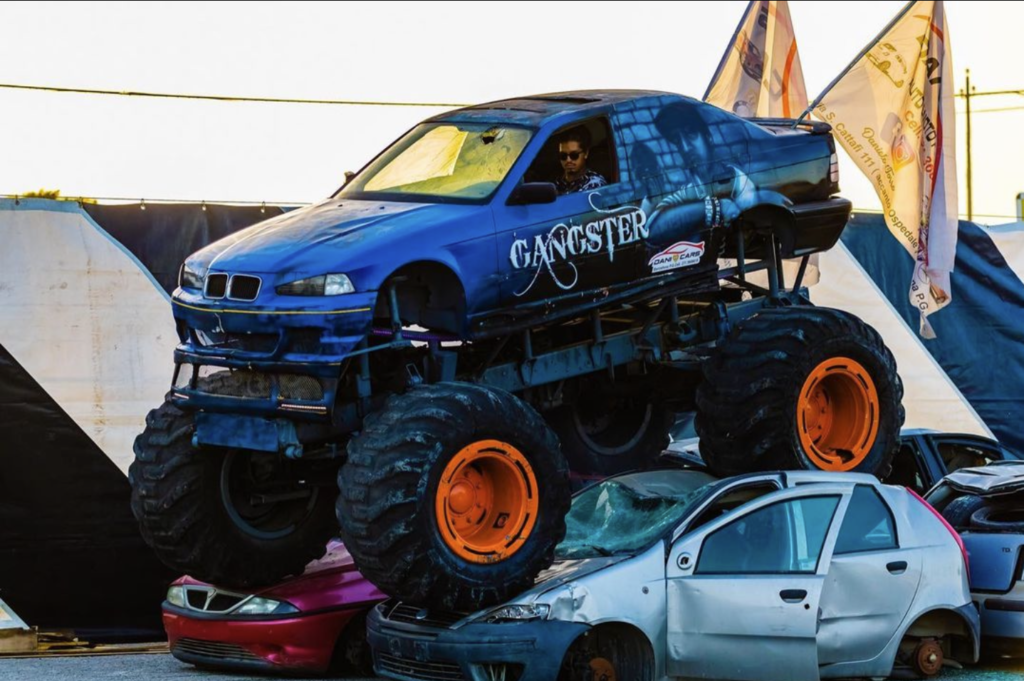 ‘Extreme Motor Show’, debutto ad Alcamo con ‘bagno’ di folla. Piloti spericolati