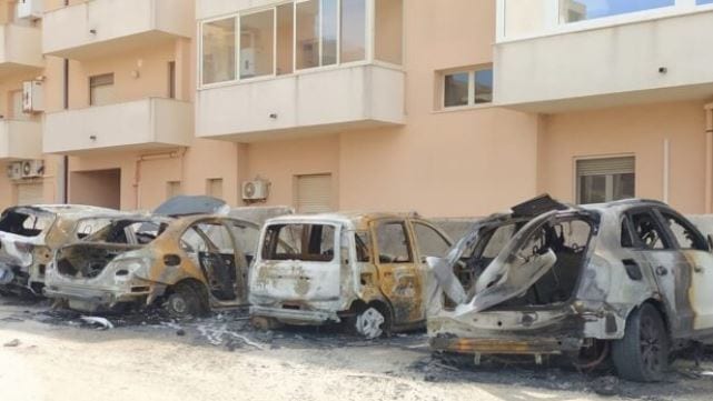 Auto in fiamme a Marsala, indagini in corso