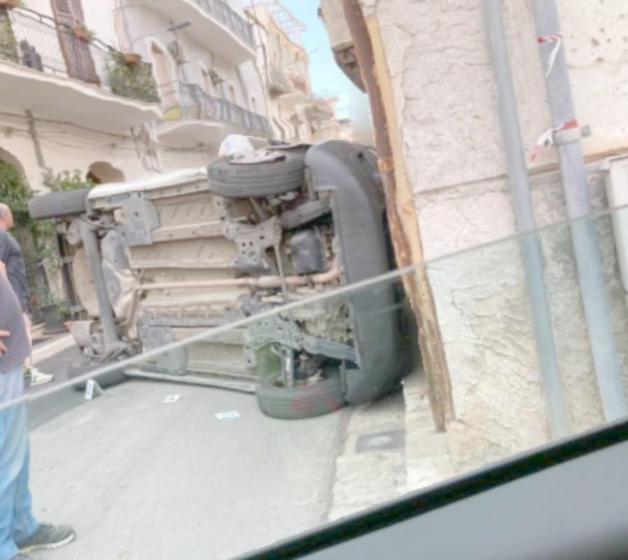 Partinico. Fiat Panda si ribalta, la conducente sotto shock