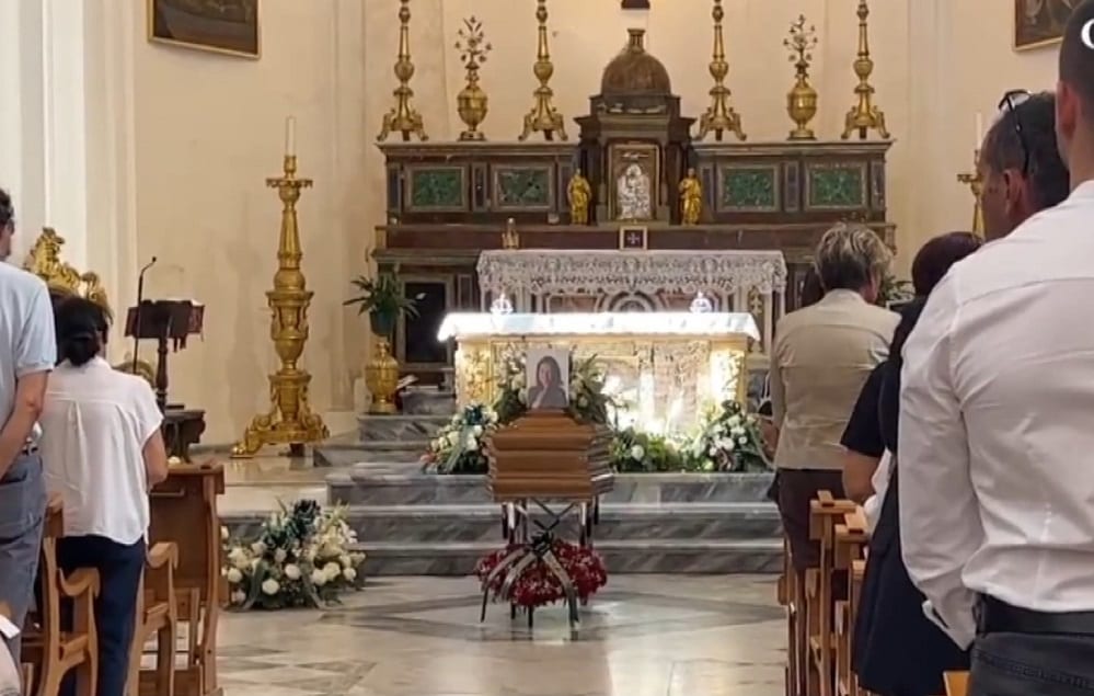 Dolore e rabbia ai funerali di Marisa Leo, Giurdanella: è calata la notte nel nostro cuore