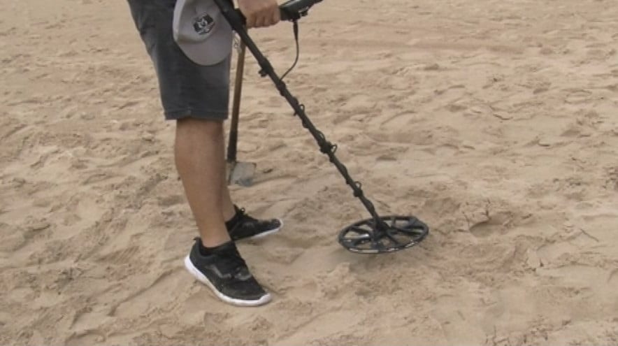 ‘SOS metaldetector’ ad Alcamo Marina per ripulire la spiaggia da oggetti metallici