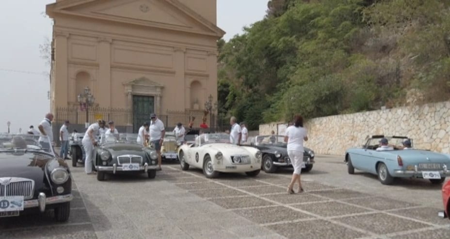 Splendide auto 'MG' sbarcano a Calatafimi. Motori, folklore e tradizioni (VIDEO)