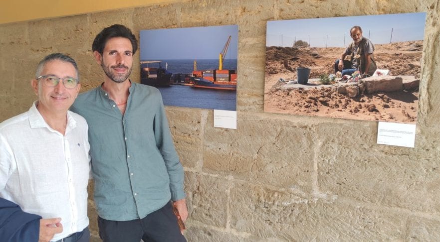 Donate alla città calatafimese due opere fotografiche. Sindaco consegna targa all'autore