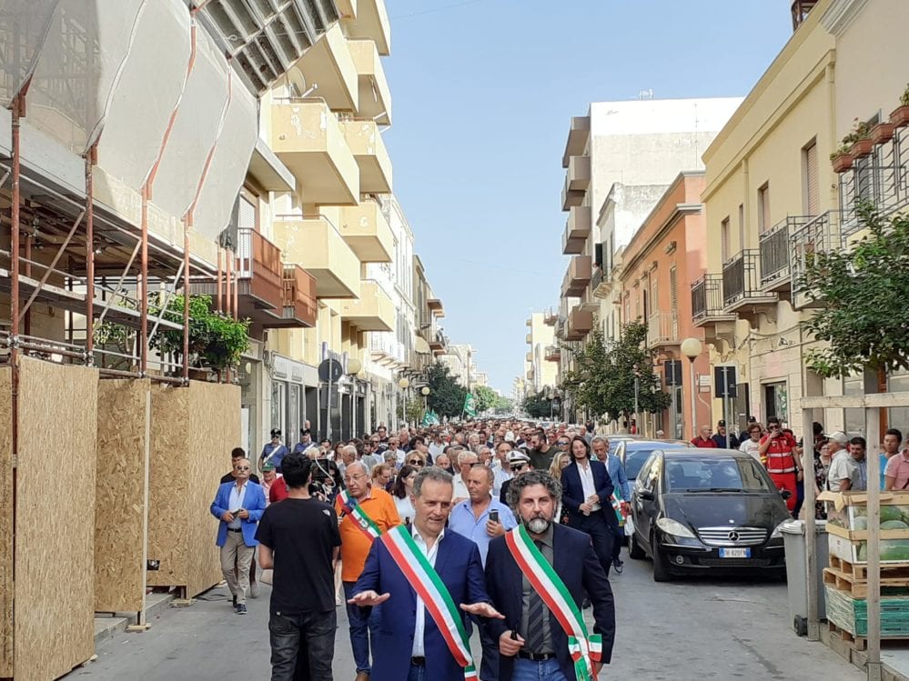 ‘Notte del Vino’ fa centro, corteo affollatissimo a Marsala. Messaggio forte e chiaro
