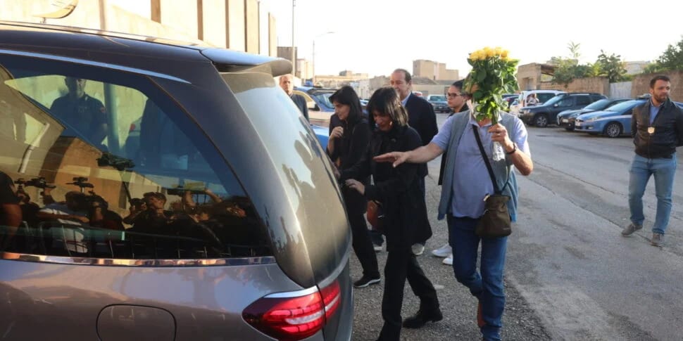 Salma di MMD arrivata alle 8. Fratello, sorelle e nipoti per la sepoltura del boss