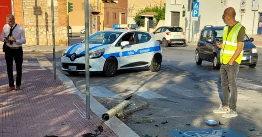 Autobus abbatte palo della luce a Erice, nessun ferito
