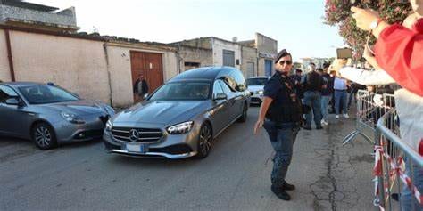 Carro funebre MMD senza assicurazione, agenzia proprietaria paga copertura assicurativa