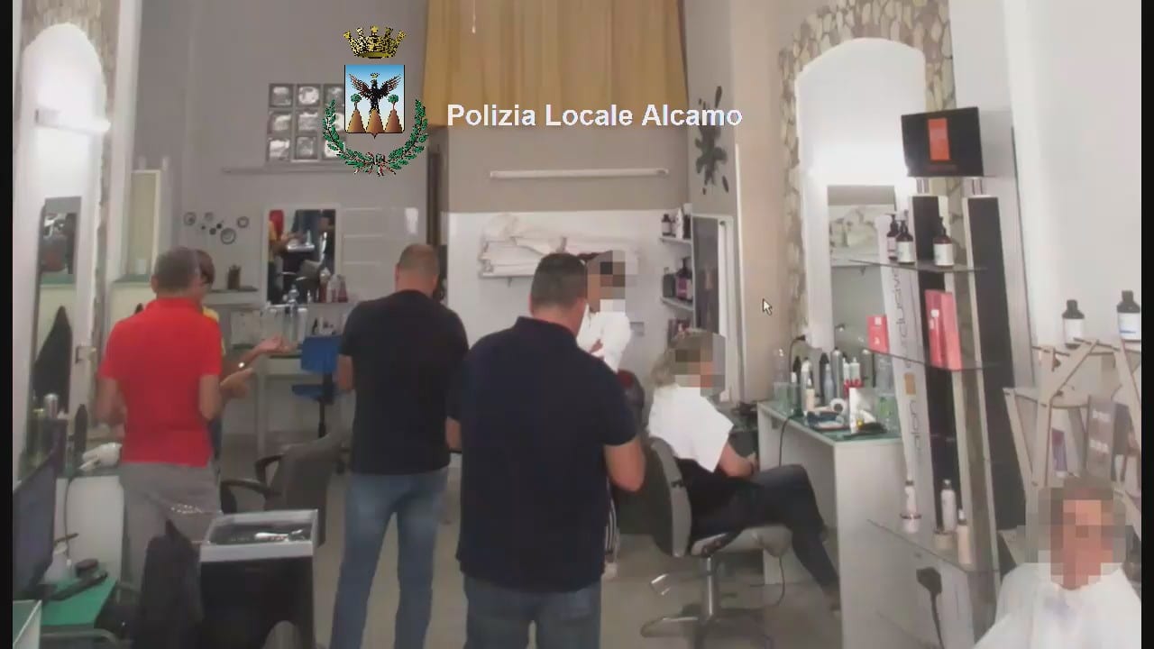 Tre attività chiuse dalla ‘Municipale’ di Alcamo. Parrucchieria, pescivendolo e lido