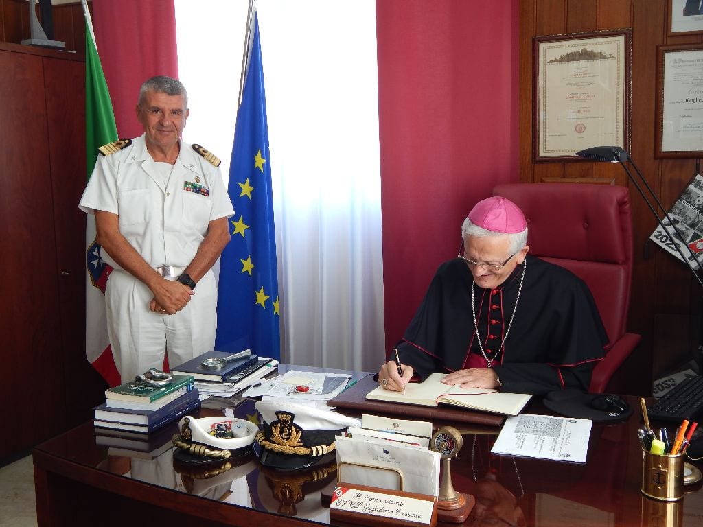 Vescovo di Trapani, monsignor Fragnelli, in visita a capitaneria di porto della città