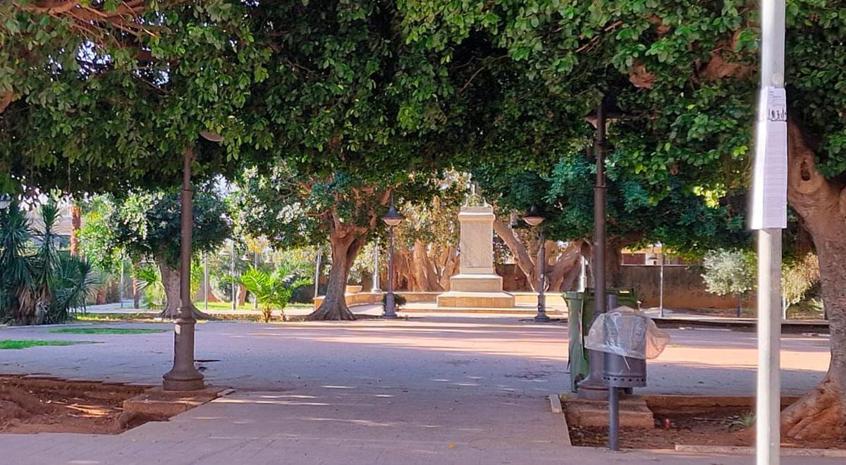 Sindaco di Campobello di Mazara toglie panchine a villa comunale, stop a bivacco di migranti