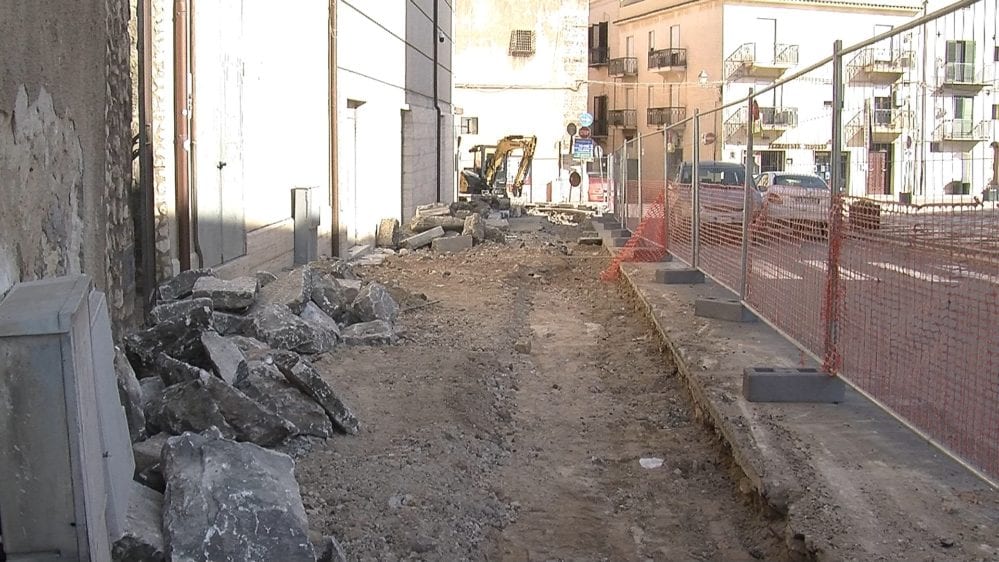 Lavori davanti al teatro di Alcamo, a rischio le rappresentazioni