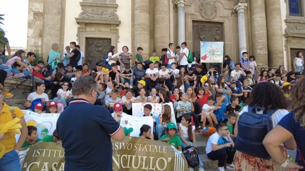 'Puliamo il mondo', quest'anno in tema di pace. All'opera ragazzi dell'IC 'Cassarà - Guida'