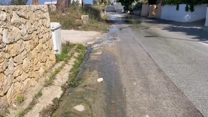 Venti giorni di acqua sprecata alle ‘Pigne di Don Fabrizio’ di Alcamo. Parte riparazione