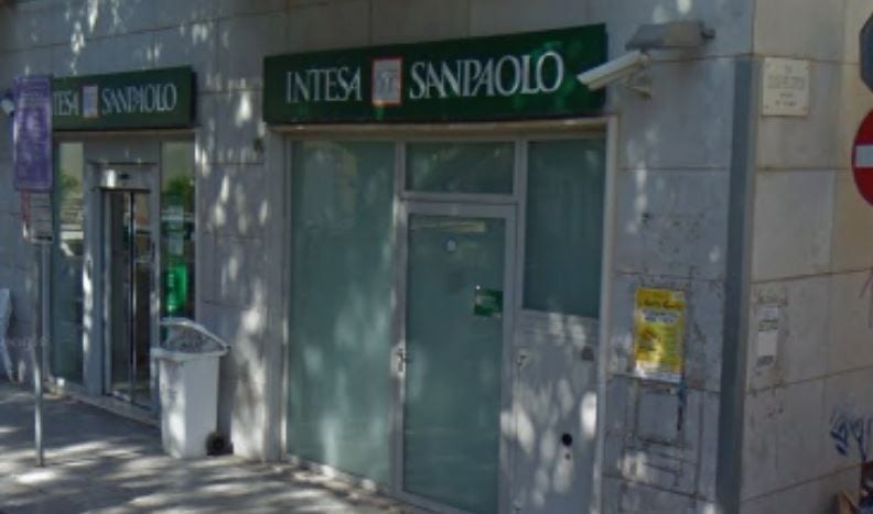 Castelvetranese chiuso dentro sportello bancomat, liberato dai vigili del fuoco