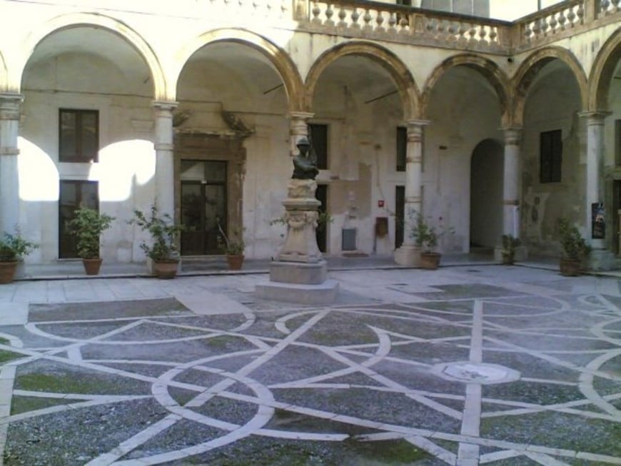 A Trapani, anche i topi vanno a scuola. Roditori in giro per i corridoi
