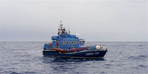 Soccorsi 21 migranti in mare da sea watch Aurora