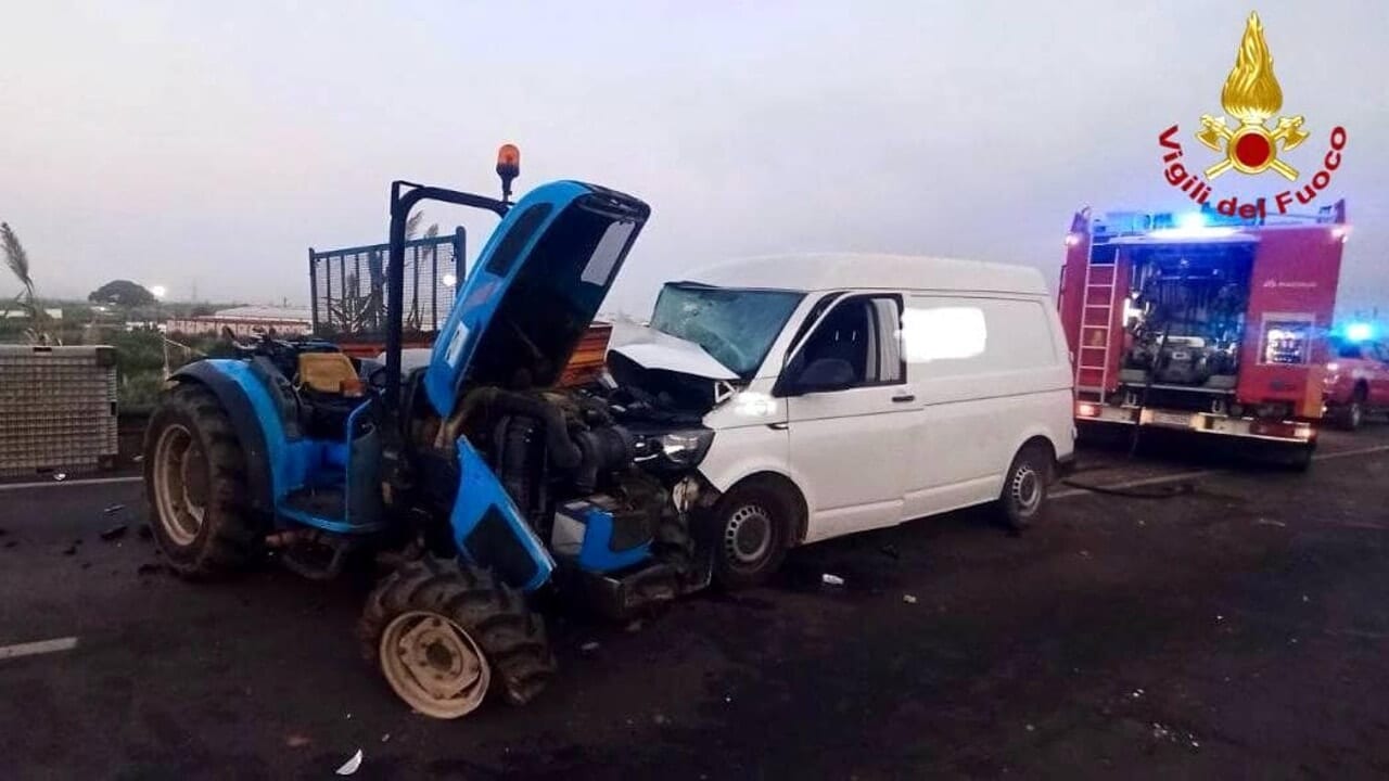 Scontro tra bus e trattore. Un partinicese ricoverato all'ospedale in codice rosso