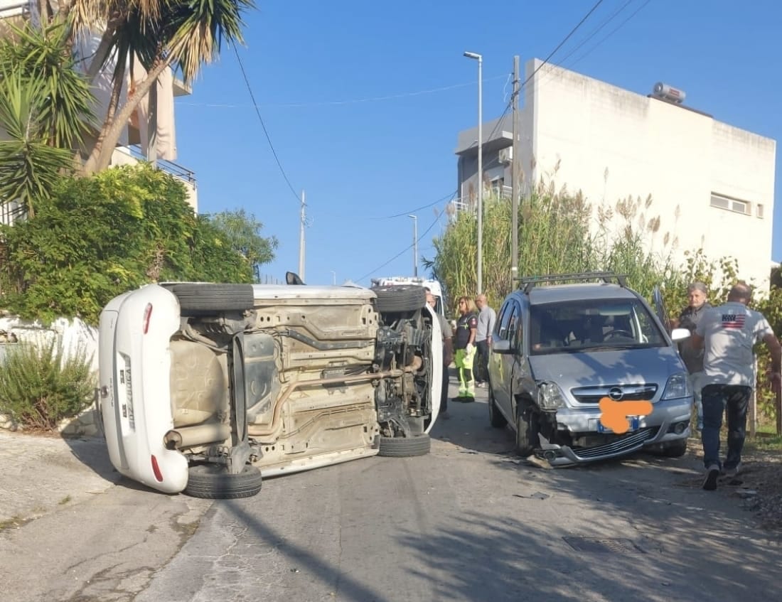 Incidente questa mattina ad Alcamo, urta un'auto e si ribalta. Solo ferite lievi
