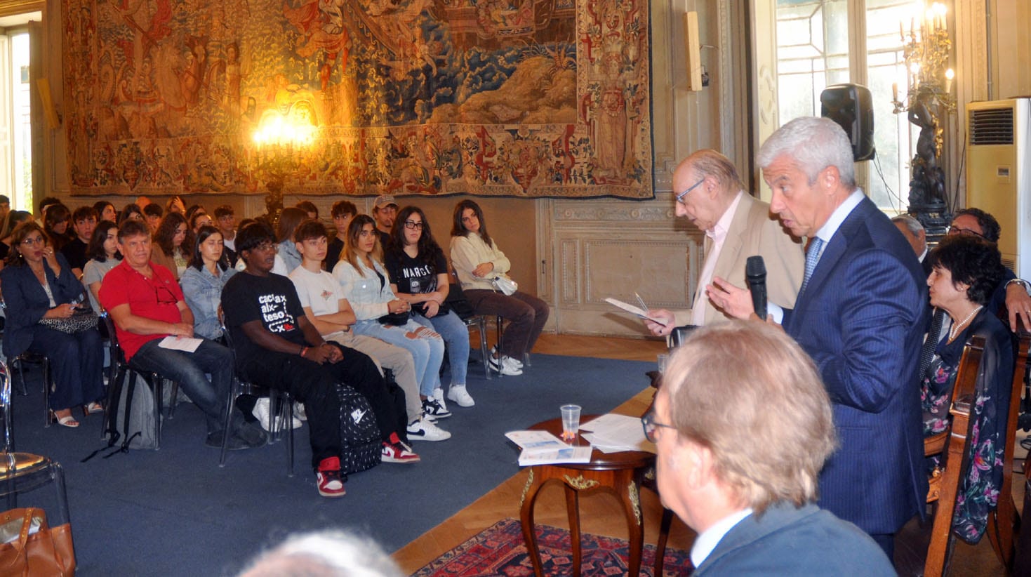 Tumori, medici e funzionari incontrano studenti. Prevenzione inevitabile