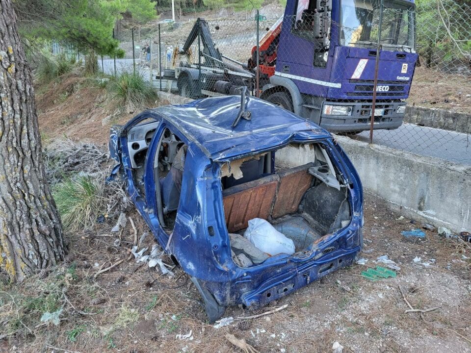 A Carini operatori puliscono Montagna Longa, tra i rifiuti anche carcassa di automobile