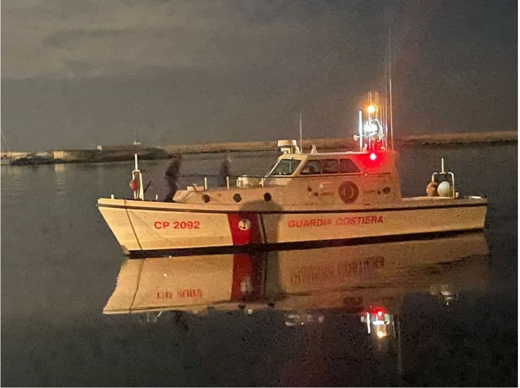 Motovedetta di guardia costiera trasporta uomo colto da malore a Mazara del Vallo