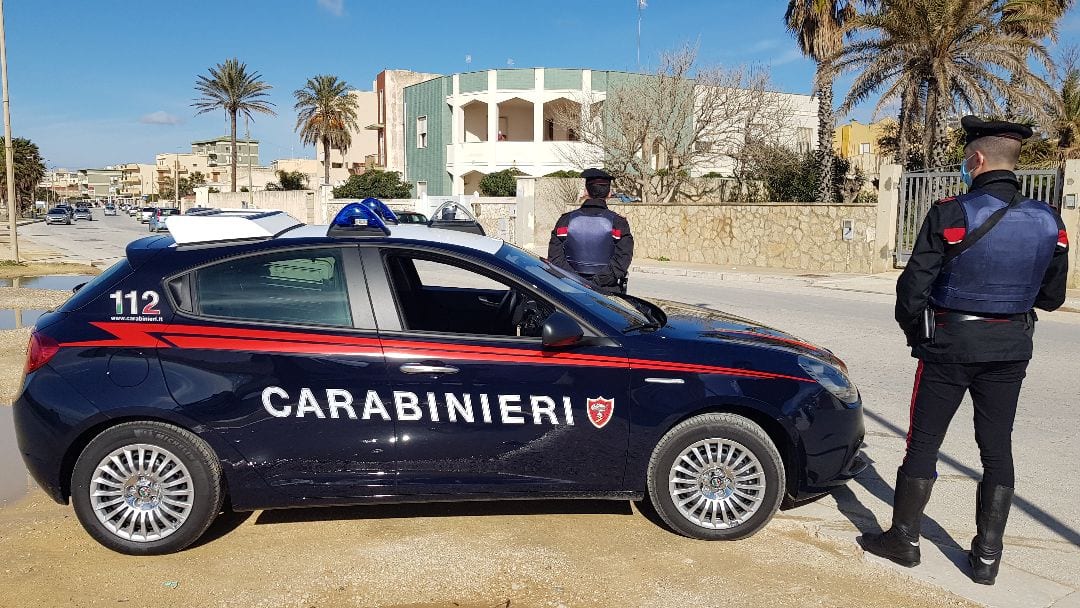 Mazarese festeggia il compleanno ai domiciliari, il figlio getta droga da finestra