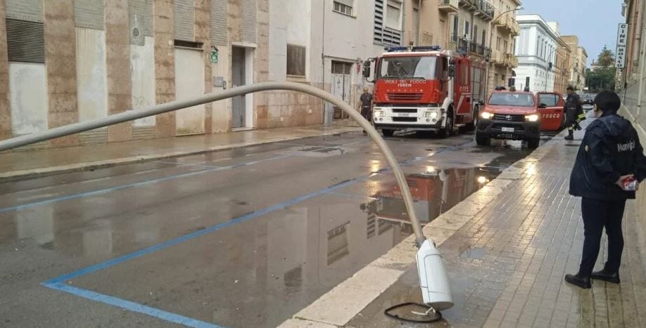 Cade a Trapani palo della luce , transennata via Marino Torre. V.V.F. liberano strada