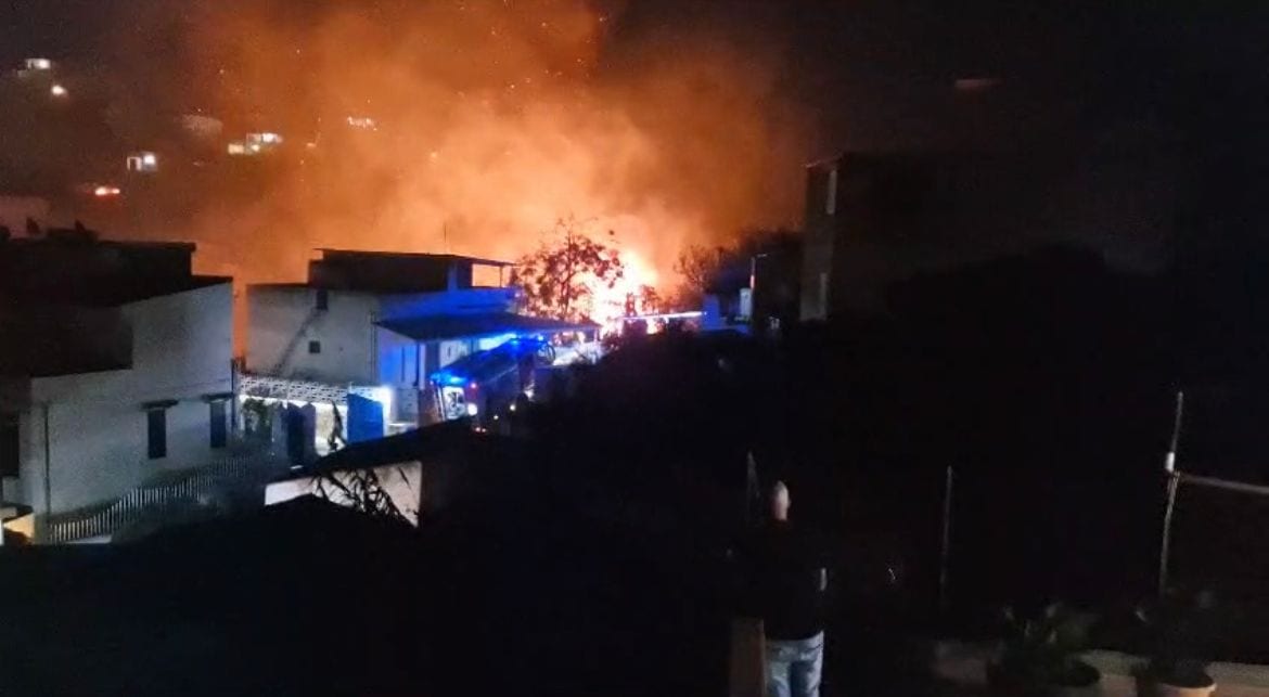 Momenti di terrore per incendio ad Alcamo Marina, si indaga su presunto piromane